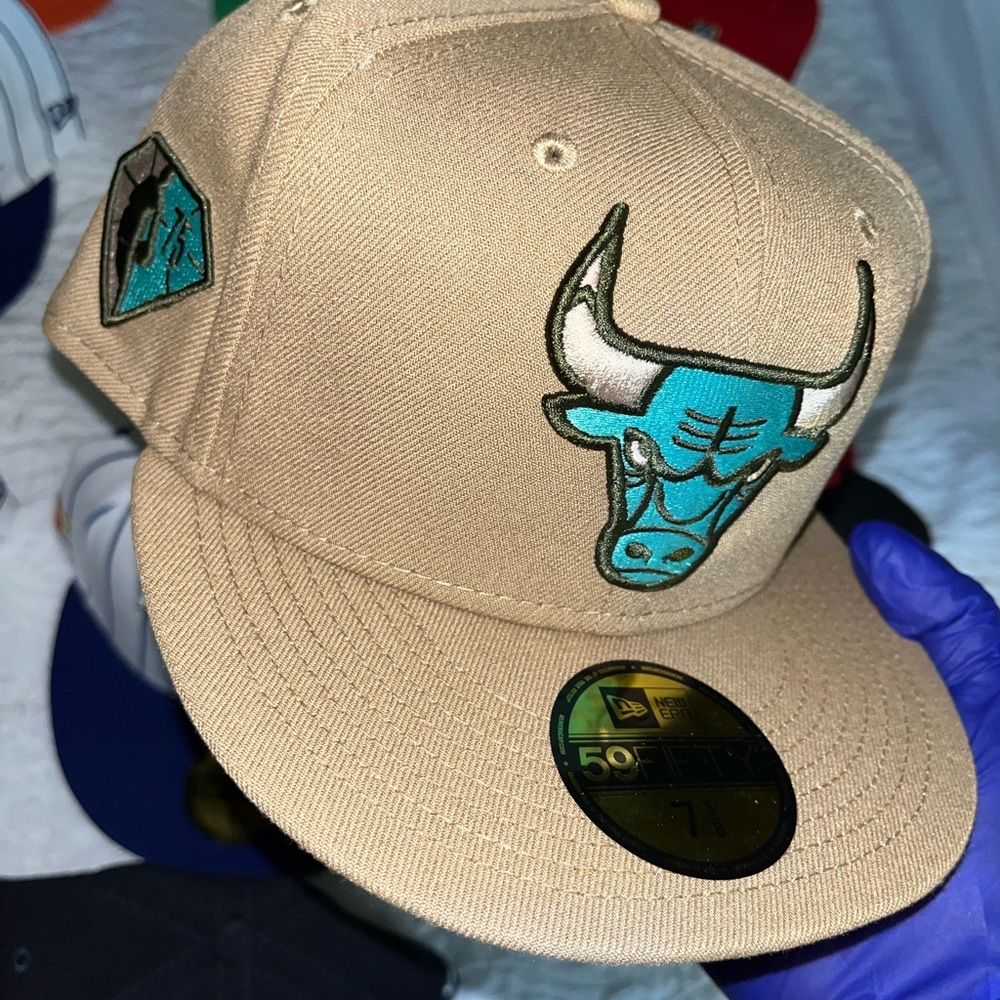 Size 7 5/8 fitted Chicago bulls NBA 75th Year.